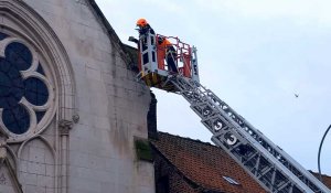 Les pompiers sécurisent une rue contre une menace de chute de pierres à Saint-Omer