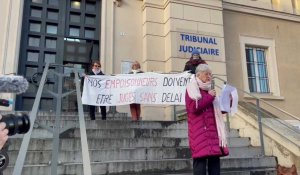 Dunkerque : 19 ans après, les veuves de l’amiante reviennent manifester devant le tribunal.