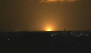Bande de Gaza: épais nuage de fumée et frappe nocturne à Khan Younès