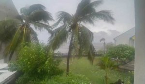 Le Cyclone Belal frappe l'île de La Réunion qui repasse en alerte rouge