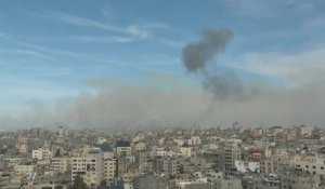 De la fumée s'élève au-dessus de Gaza après des frappes israéliennes