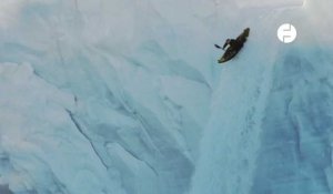 VIDÉO. Un kayakiste descend une cascade de 20 mètres sur un glacier