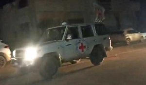 Un convoi de la Croix-Rouge transportant des otages libérés arrive au poste frontière de Rafah