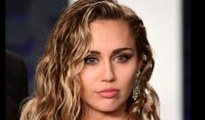Miley Cyrus interprète « Flowers » en live et modifie les paroles pour son anniversaire
