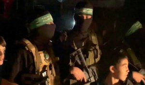 Des combattants du Hamas se préparent à remettre des otages à la Croix-Rouge à Gaza