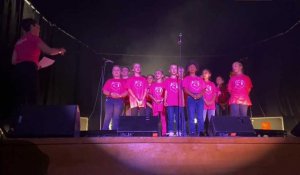 Les élèves de l’école Notre-Dame-Perrier chantent pour Octobre rose à Fagnières