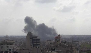 De la fumée s'élève après une frappe israélienne sur Rafah