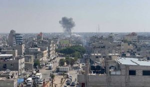 Nuage de fumée après des frappes aériennes sur Rafah