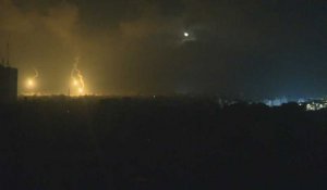 Des fusées éclairantes dans le ciel de Gaza