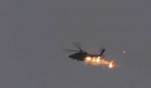 Un hélicoptère de l'armée israélienne tire au-dessus de Gaza