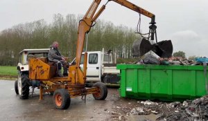 Houplines : les agents de la commune nettoient les dépôts sauvages