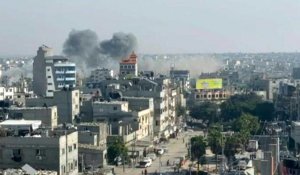 Des fumées s'élèvent à la suite d'une frappe israélienne sur Rafah
