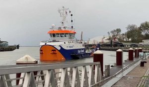 AÀ Boulogne-sur-Mer , un bateau hollandais qui étonne au port
