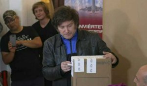 Argentine/Présidentielle: Le candidat libertarien Javier Milei vote