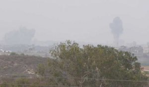 De la fumée s'élève au-dessus du nord de la bande de Gaza après des frappes israéliennes