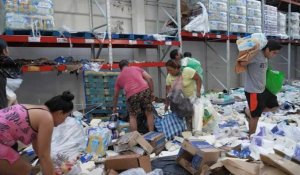 Ouragan Otis: dans Acapulco dévasté, les habitants se servent dans les commerces