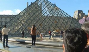 La pyramide du Louvre escaladée par un militant écologiste de Dernière Rénovation