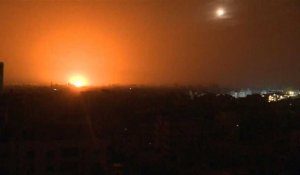 Explosions et fusées éclairantes dans le ciel de la ville de Gaza la nuit