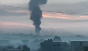 De la fumée se dégage du centre de la bande de Gaza après une frappe