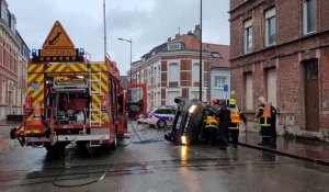 A Calais, un accident de la route retourne une voiture, rue de Varsovie