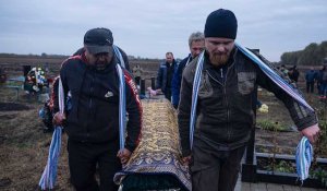 Groza, village martyr, enterre ses morts, après la frappe russe