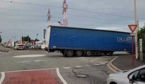 A Calais, un camion perd sa remorque au milieu d'un rond-point