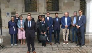 Attaque d'Arras: rassemblement spontané et minute de silence devant la mairie