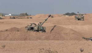 Tirs d'artillerie et rangées de blindés israéliens dans la région de Sdérot