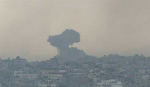 De la fumée s'élève dans le ciel de Gaza après des frappes israéliennes