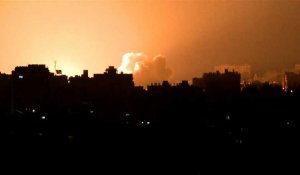 De la fumée s'élèvent au-dessus des bâtiments à Gaza après plusieurs frappes israéliennes