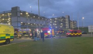 Pompiers et policiers à l'aéroport de Luton après l'incendie d'un parking