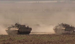 Des véhicules militaires israéliens mobilisés à la frontière avec Gaza