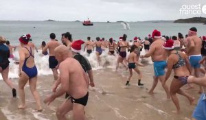 VIDÉO. À Carantec, 250 baigneurs et 500 spectateurs réunis pour le bain de Noël ce dimanche