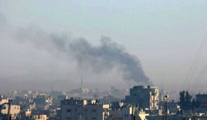 Fumée après des frappes israéliennes sur Khan Younès, vue de Rafah
