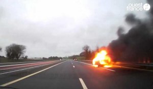 VIDÉO. Une voiture ravagée par les flammes entre Carhaix et Châteaulin 