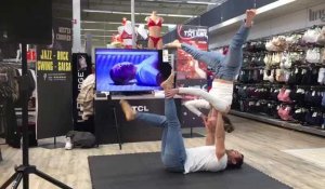 Les finalistes de la France a un incroyable talent, Danaé et Wilder font une démonstration d'accroyoga à Narbonne