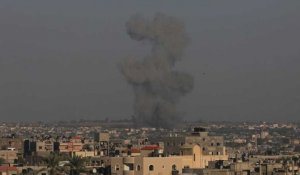 Panaches de fumée après un bombardement sur Khan Younès, vus de Rafah