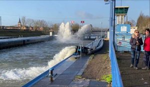 Des pompes installées à l’écluse de Cuinchy : "trois piscines olympiques évacuées par heure"