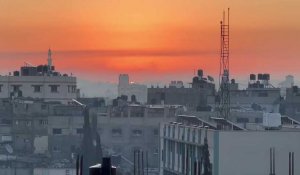 Gaza: fumée et drones dans le ciel de Khan Younès au lever du soleil