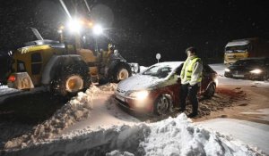 Suède : des automobilistes bloqués sur une autoroute suite aux fortes chutes de neige