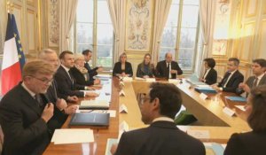 "Au travail", dit Macron au début du premier Conseil des ministres du gouvernement Attal