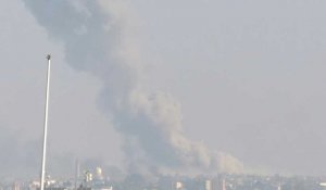 De la fumée s'élève à Khan Younès après une frappe