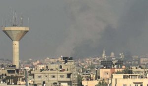 De la fumée s'élève à Khan Younès après une frappe israélienne