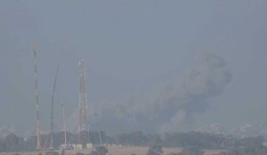 Des nuages de fumée s'élèvent au-dessus de Gaza à la suite d'une frappe, vus d'Israël