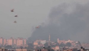 De la fumée s'élève après une frappe aérienne à Khan Younès, vue de Rafah