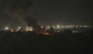 De la fumée s'élève après une frappe aérienne israélienne sur Rafah