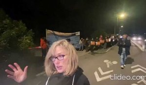 Une trentaine de militants de l’association One Voice rassemblés devant le Marineland d’Antibes ce mardi soir