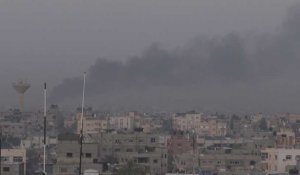 Panaches de fumée au-dessus de Khan Younès, à Gaza