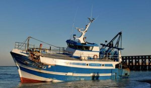 À Dieppe, un bateau de pêche s'échoue sur la plage après une avarie de barre