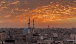 Coucher de soleil sur la bande de Gaza pendant l'appel à la prière